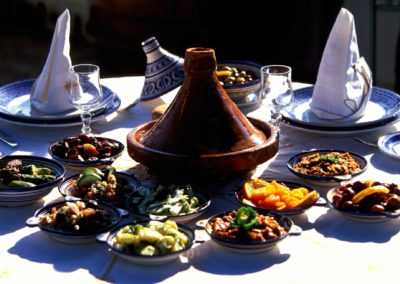 Gedeckter Mittagstisch in Fes, Marokko