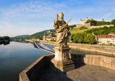 Alte Mainbrücke, Würzburg, mit Blick auf die Festung Marienberg